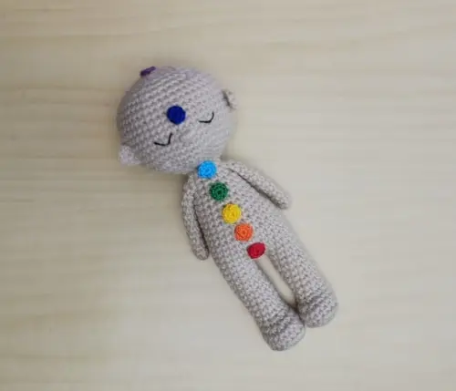 Boneco Reiki com Chakras Amigurumi - Bege