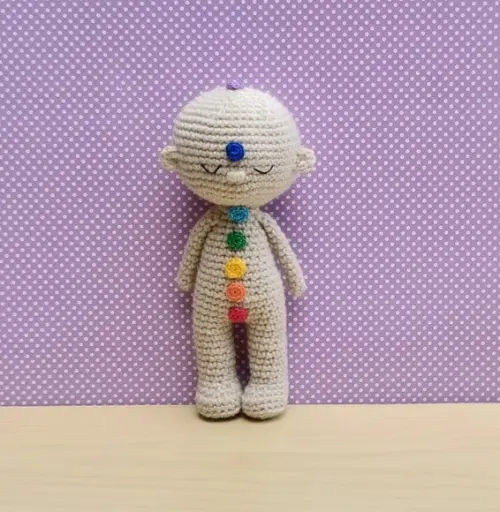 Boneco Reiki com Chakras Amigurumi - Bege
