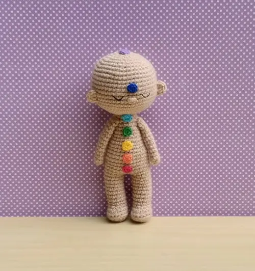 Boneco Reiki com Chakras Amigurumi - Castanha