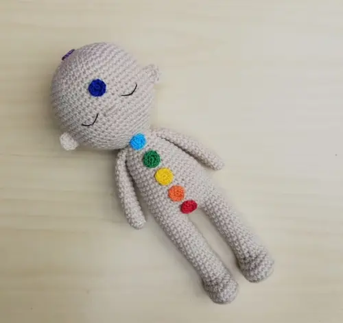 Boneco Reiki 30cm com Chakras Amigurumi - Bege