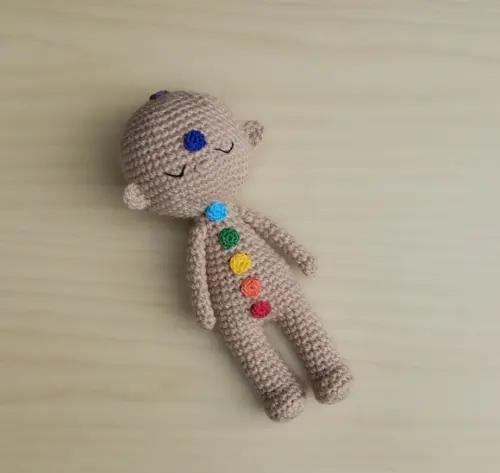 Boneco Reiki com Chakras Amigurumi - Castanha