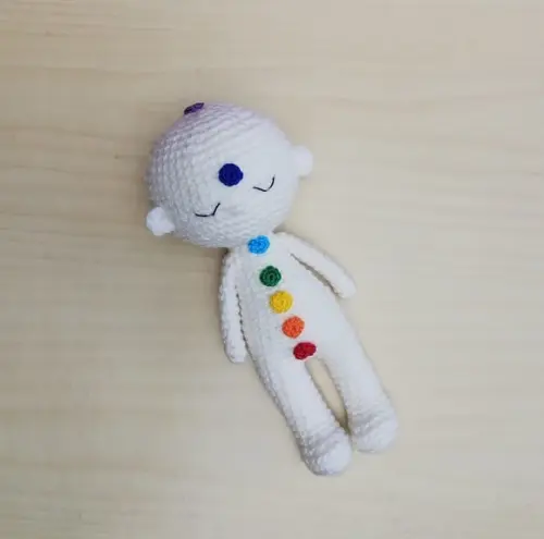 Boneco Reiki com Chakras Amigurumi - Off-white Pronta Entreg