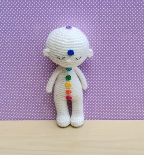 Boneco Reiki com Chakras Amigurumi - Off-white Pronta Entreg