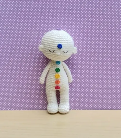 Boneco Reiki com Chakras Amigurumi - Off-white Pronta Entreg