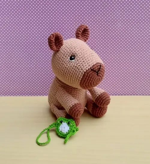 Capivara Tuka com Mochila de Sapinho Amigurumi