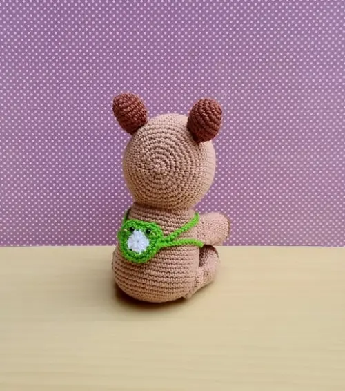 Capivara Tuka com Mochila de Sapinho Amigurumi