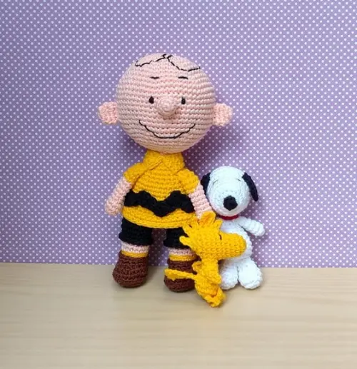 Charlie Brown, mini Snoopy e mini Woodstock amigurumi