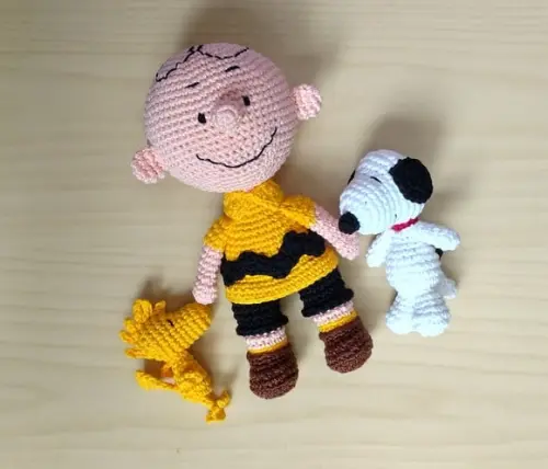 Charlie Brown, mini Snoopy e mini Woodstock amigurumi
