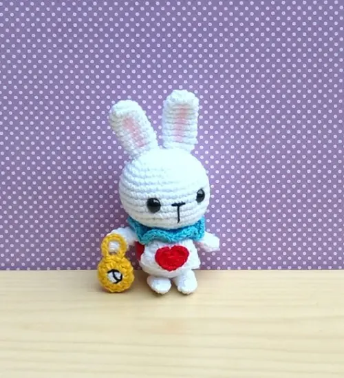 Coelho Branco - Alice no País das Maravilhas Amigurumi