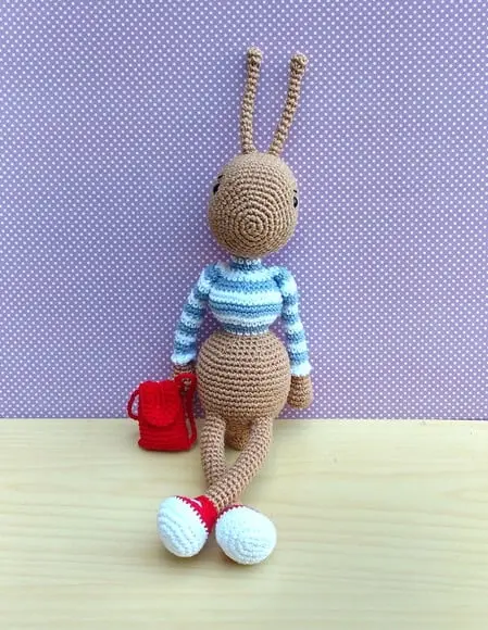 Formiga Lia Amigurumi com Mochilinha