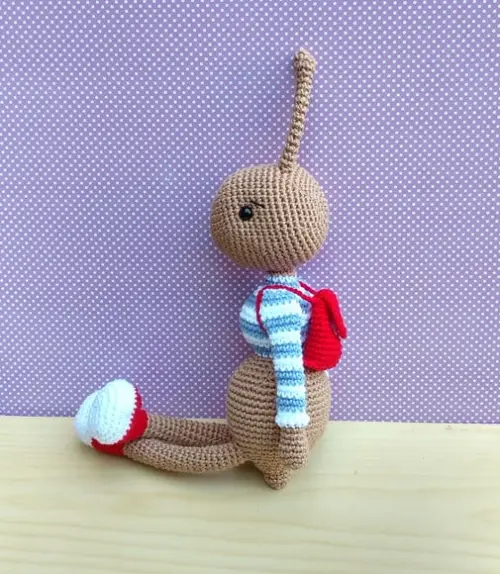 Formiga Lia Amigurumi com Mochilinha