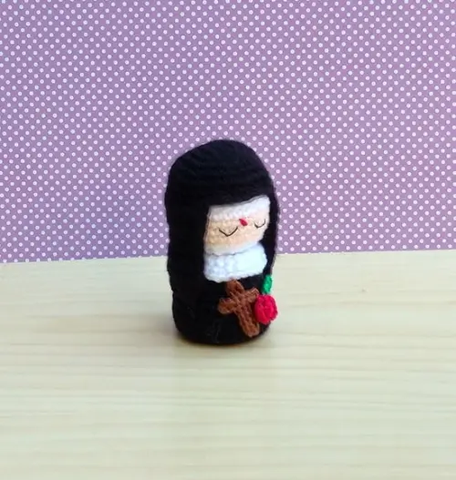 Mini Santa Rita Amigurumi