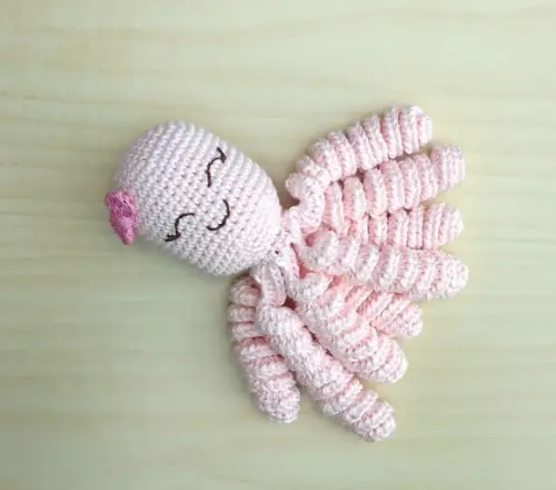 Polvo Amigurumi - Menina - Laço (prematuro e Recém-nascido)