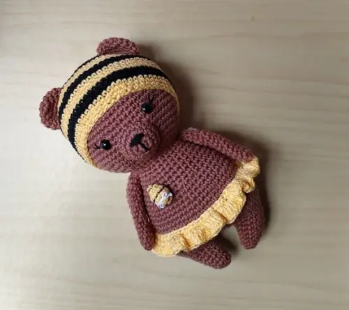 Ursa Bruna Amigurumi Vestida de Abelha