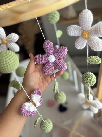 Móbile para Berço de Flores e Borboletas Lilás