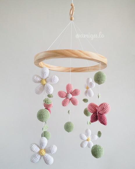 Móbile para Berço de Flores e Borboletas