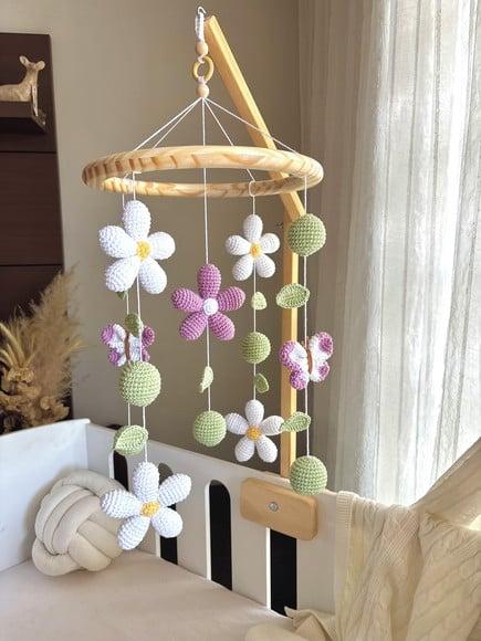 Móbile para Berço de Flores e Borboletas Lilás