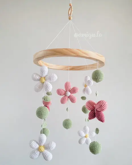 Móbile para Berço de Flores e Borboletas