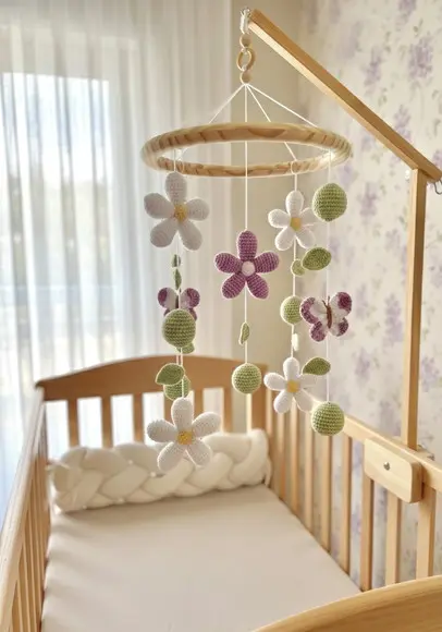 Móbile para Berço de Flores e Borboletas Lilás