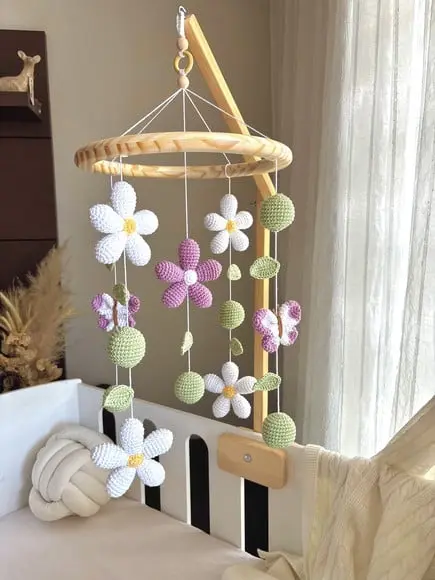 Móbile para Berço de Flores e Borboletas Lilás