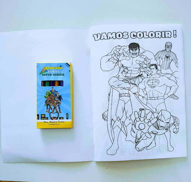 Livrinho de Colorir com Mini Lápis de Cor - Super Heróis - 20x1