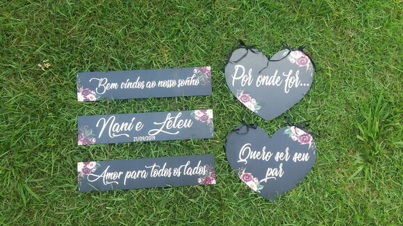 3 placas indicativas + 2 Placas das cadeiras coração