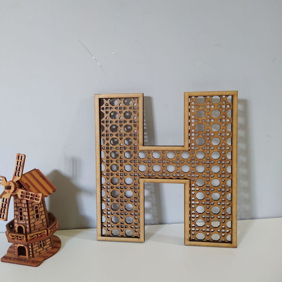 Letra Decorativa palhinha Indiana em mdf 30cm