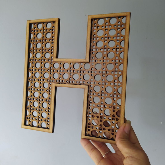 Letra Decorativa palhinha Indiana em mdf 30cm