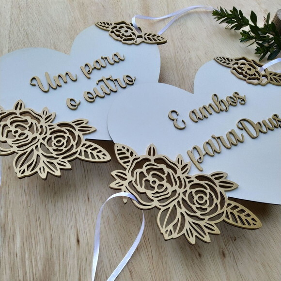 Placa cadeira dos noivos coração floral alto relevo