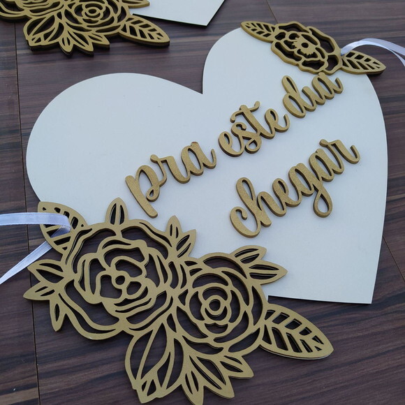 Placa cadeira dos noivos coração floral alto relevo