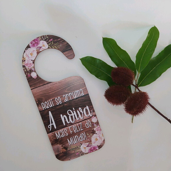 Placa de Porta Aqui se arruma A noiva mais feliz do mundo!