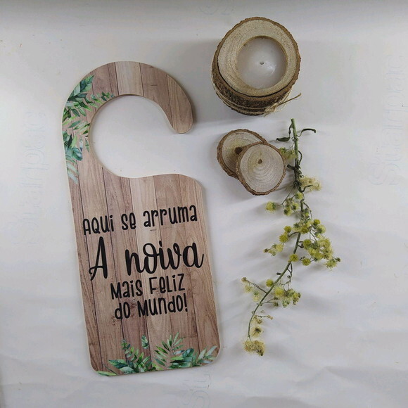 Placa de Porta Aqui se arruma A noiva mais feliz do mundo!