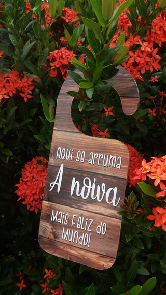 Placa de Porta Aqui se arruma A noiva mais feliz do mundo!