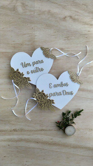 Placa cadeira dos noivos coração floral alto relevo