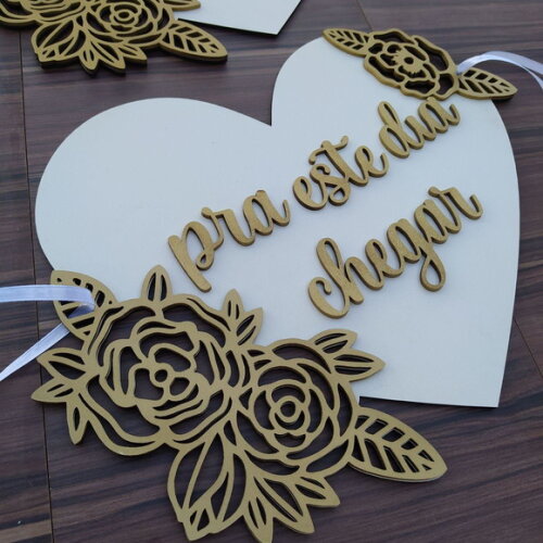 Placa cadeira dos noivos coração floral alto relevo