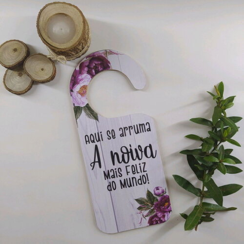Placa de Porta "Aqui se arruma A noiva mais feliz do mundo!"