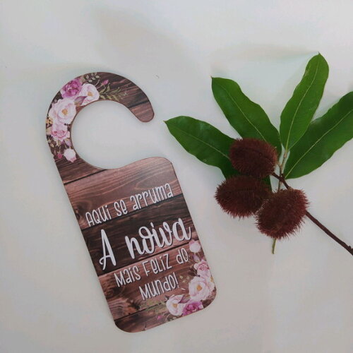 Placa de Porta "Aqui se arruma A noiva mais feliz do mundo!"