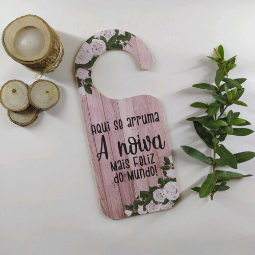 Placa de Porta "Aqui se arruma A noiva mais feliz do mundo!"