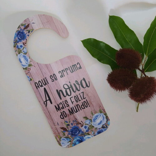 Placa de Porta "Aqui se arruma A noiva mais feliz do mundo!"