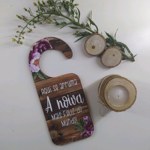 Placa de Porta "Aqui se arruma A noiva mais feliz do mundo!"