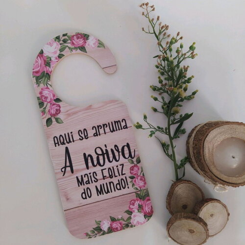Placa de Porta "Aqui se arruma A noiva mais feliz do mundo!"