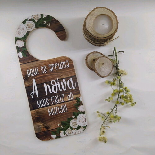 Placa de Porta "Aqui se arruma A noiva mais feliz do mundo!"