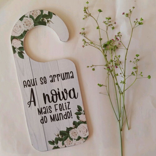 Placa de Porta "Aqui se arruma A noiva mais feliz do mundo!"