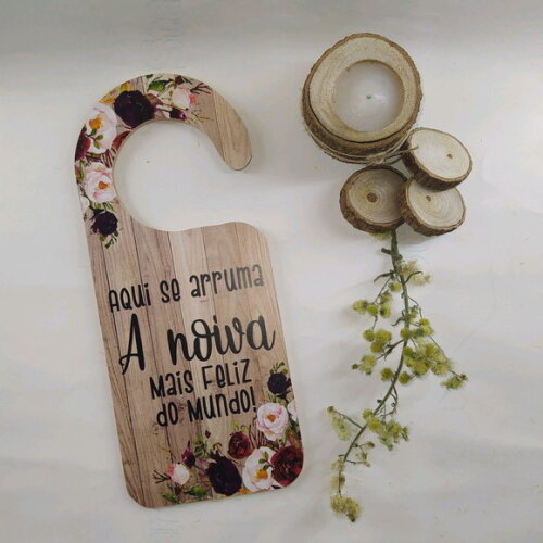Placa de Porta "Aqui se arruma A noiva mais feliz do mundo!"