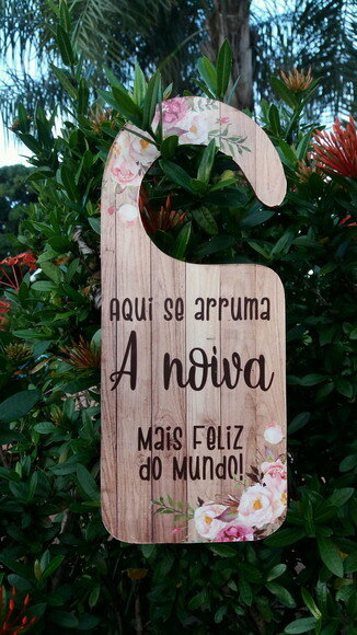 Placa de Porta "Aqui se arruma A noiva mais feliz do mundo!"