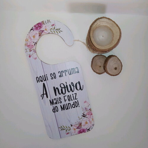 Placa de Porta "Aqui se arruma A noiva mais feliz do mundo!"