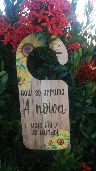 Placa de Porta "Aqui se arruma A noiva mais feliz do mundo!"