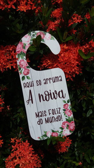 Placa de Porta "Aqui se arruma A noiva mais feliz do mundo!"