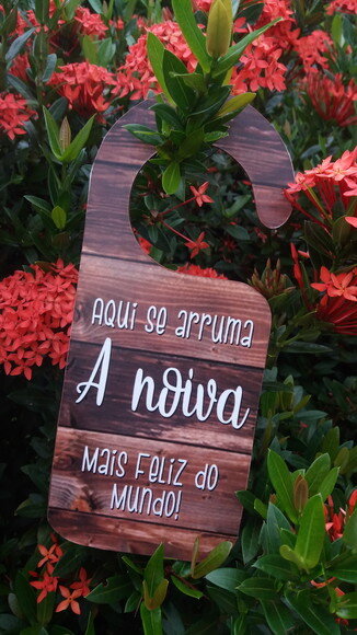 Placa de Porta Aqui se arruma A noiva mais feliz do mundo!