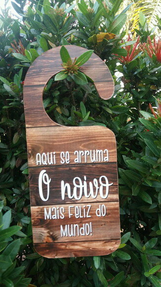 Placa de Porta "Aqui se arruma O noivo mais feliz do mundo!"